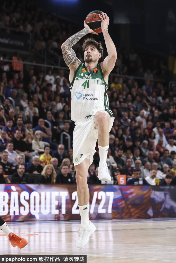 巴萨后卫库巴西染红引争议,裁判专家:判罚正确但不想罚下他